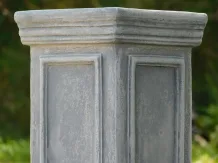 Stenen sokkel voor tuinbeeld of vaas – 47 cm – strak model