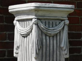 Classique – socle en pierre avec draperie – 75 cm de hauteur