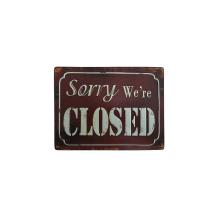 Metalen bord met prachtig geschilderde tekst: Sorry we're closed