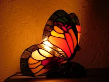Vlinderlamp in Tiffany-stijl – kleurrijke tafellamp – 22 cm
