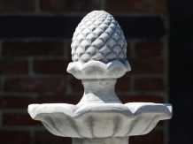 Fontaine en forme de pomme de pin – 120 cm – pierre – ronde classique