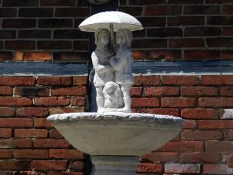 Fontaine avec enfants et chien sous un parasol - pierre - 130 cm