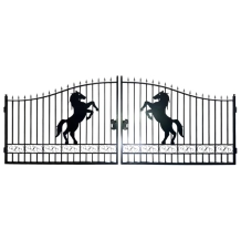 Zwart smeedijzeren poort met steigerend paard – 596 cm breed