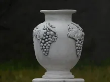 Vase de jardin avec raisins sur piédestal – 54 cm – pierre classique