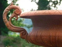 Vase de jardin en fonte à oreilles – 50 cm – patine rouille.