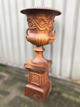 Vase de jardin sur piédestal – oxyde foncé – fonte – 130 cm