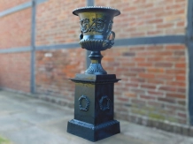 Vase de jardin sur pied – 135 cm – décor fonte noire