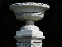 Pot à fleurs à draperie sur socle – 128 cm – décor pierre