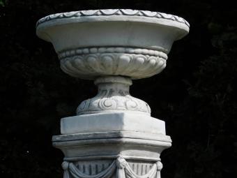 Vase de jardin à draperie sur socle – 128 cm – décor pierre