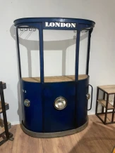 Bar vintage londonien – bar à vin bleu – métal et bois