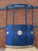 Bar vintage londonien – bar à vin bleu – métal et bois