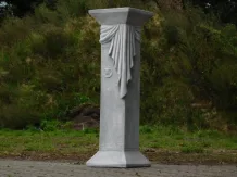 Griekse sokkel Medusa en draperie – stenen zuil – 100 cm