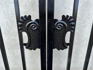 Prachtige zwart smeedijzeren poort – 547 cm breed – plain ontwerp, prachtig zwaar hekwerk.