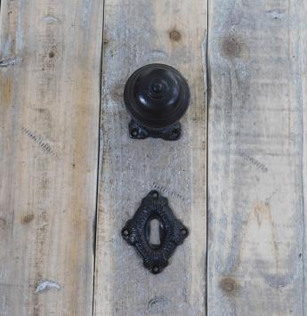 Deurknop met twee rozetten - deurknop, knoprozet en slotrozet  - antiek ijzer