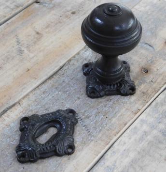 Deurknop met twee rozetten - deurknop, knoprozet en slotrozet  - antiek ijzer