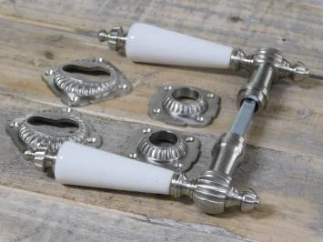Ensemble de quincaillerie de porte - serrure cylindrique adaptée - nickel mat avec poignées en porcelaine blanche