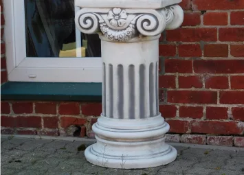 Satz von Statuen der vier Jahreszeiten auf Sockeln – Stein