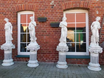Ensemble de statues des Quatre Saisons sur socles – pierre massive