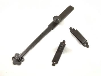 Un loquet, une serrure pour le portail, une serrure à trappe en fer forgé lourd