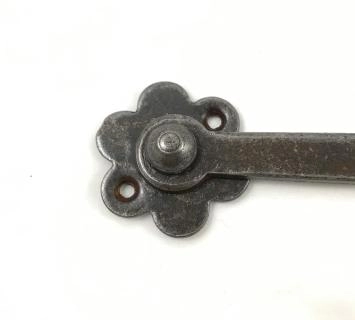 Un loquet, une serrure pour le portail, une serrure à trappe en fer forgé lourd