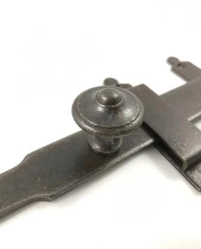 Un loquet, une serrure pour le portail, une serrure à trappe en fer forgé lourd