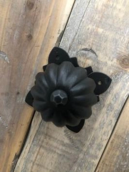 Bouton de porte avec rosace, fer forgé, sur pied fixe
