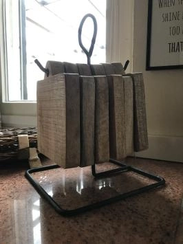 Porte-étagère avec 6 petites étagères / plateaux en bois