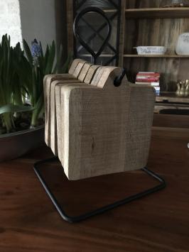Regalhalter mit 6 kleinen Holzbrettern / Tabletts / Tellern, Eisen und Holz
