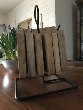 Regalhalter mit 6 kleinen Holzbrettern / Tabletts / Tellern, Eisen und Holz