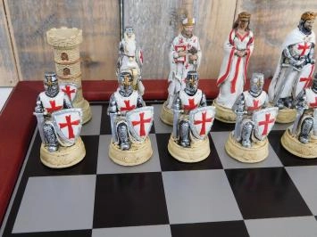 Mooi schaakspel met het thema: ''CRUSADE VS MUSLIM'
