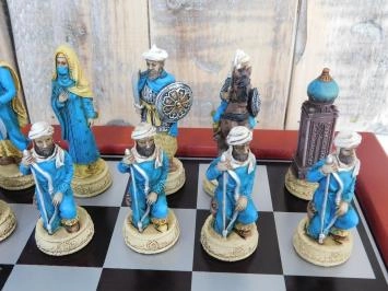 Mooi schaakspel met het thema: ''CRUSADE VS MUSLIM'