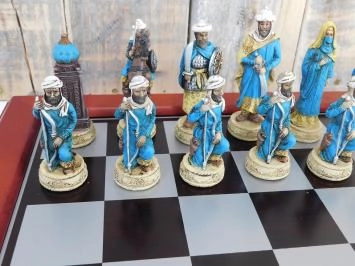 Mooi schaakspel met het thema: ''CRUSADE VS MUSLIM'