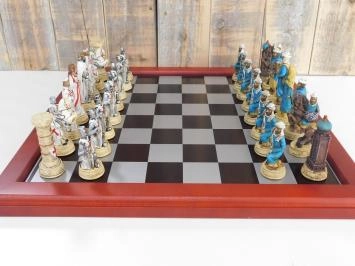 Mooi schaakspel met het thema: ''CRUSADE VS MUSLIM'
