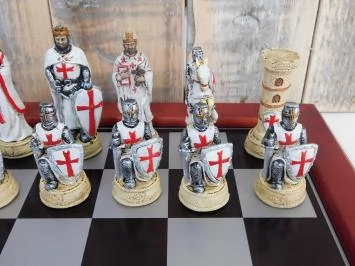 Mooi schaakspel met het thema: ''CRUSADE VS MUSLIM'