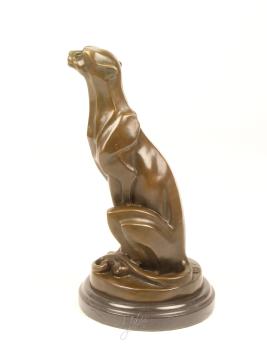Eine Bronzeskulptur eines sitzenden Geparden