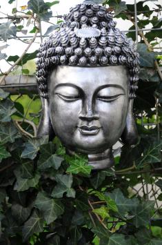 Indonesischer Buddha, Kopf, Kunststoff, grau-silber