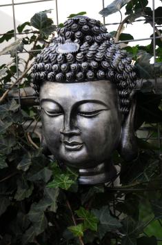 Indonesischer Buddha, Kopf, Kunststoff, grau-silber