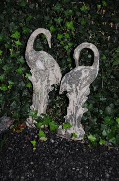 Prachtige set stenen kraanvogels voor in de tuin bij de vijver
