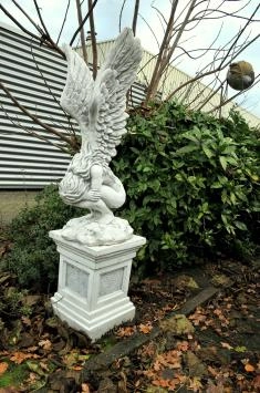 Kniender Engel auf Sockel - Flügel nach oben - Stein - 179 cm