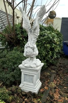 Kniender Engel auf Sockel - Flügel nach oben - Stein - 179 cm