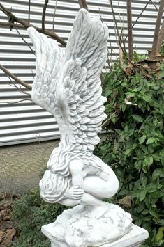 Kniender Engel auf Sockel - Flügel nach oben - Stein - 179 cm