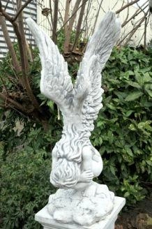 Kniender Engel auf Sockel - Flügel nach oben - Stein - 179 cm