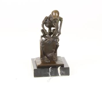 Eine Bronzeskulptur des Skeletts DENKER