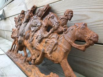 Wanddekoration von Pferden mit Reitern, aus Gusseisen