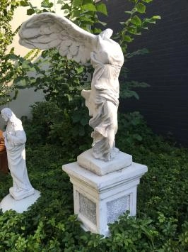 Engel - Nike - auf Sockel - Steinstatue - 165 cm - klassisch
