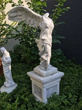 Engel - Nike - auf Sockel - Steinstatue - 165 cm - klassisch