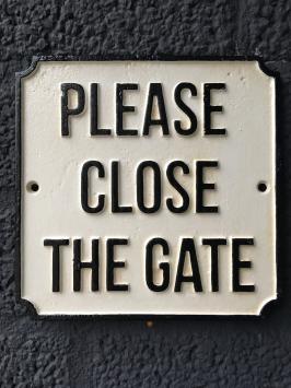 Schild emailliert 'Bitte schließen Sie das Tor' für Tür oder Tor