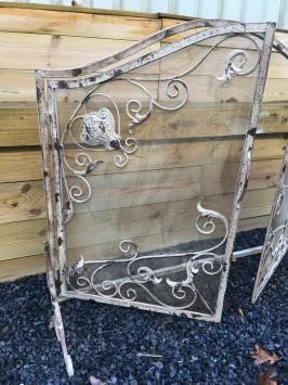 Haardbescherming, spatscherm , Victoriaans smeedijzer , kleur white-rust