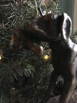 Jachthond met prooi in brons-metaal-look