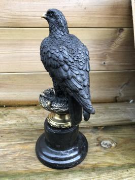 Eine Bronzestatue eines Adlers
